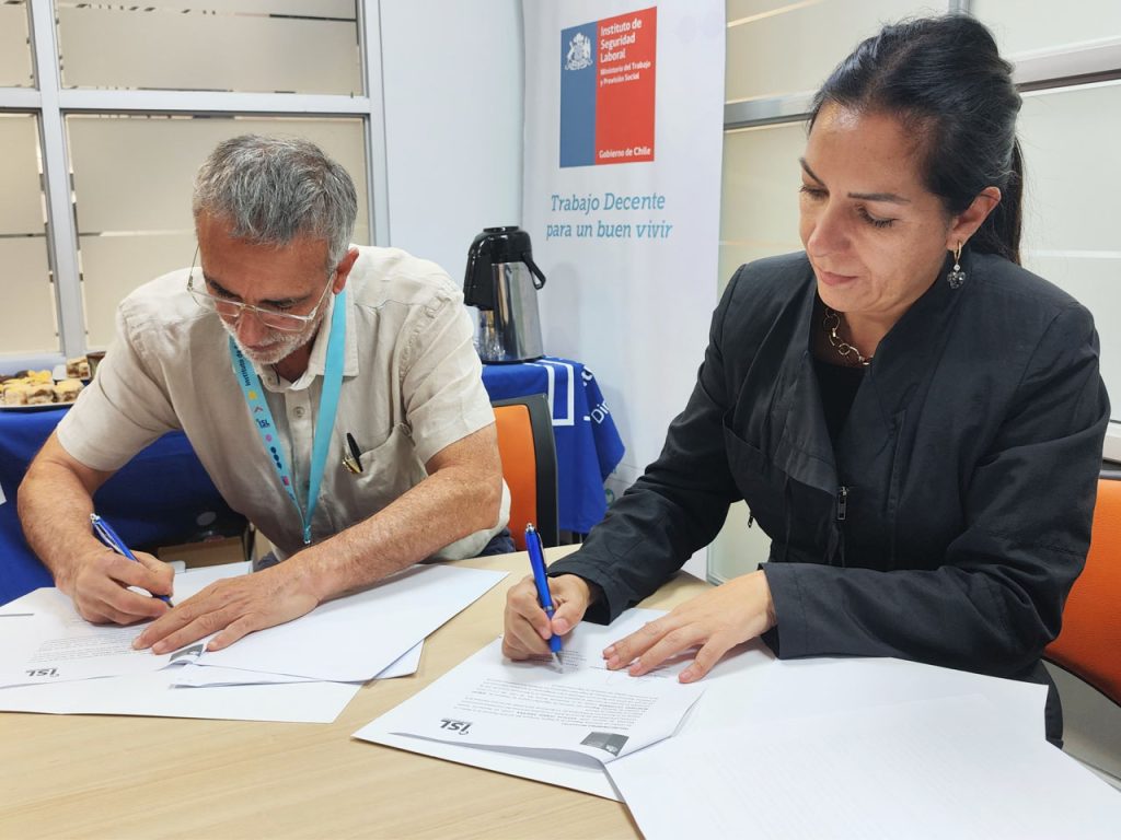 SernamEG Tarapacá y el Instituto de Seguridad Laboral firman convenio para promover espacios laborales con equidad de género