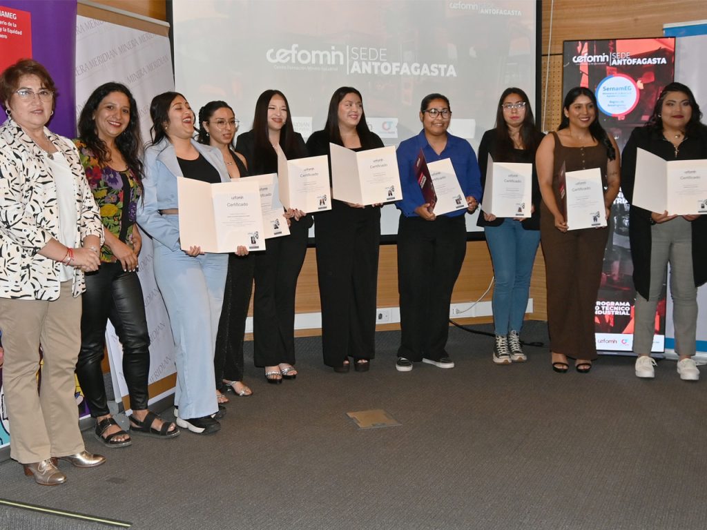 Mujeres se preparan para ingresar a la industria minera al concluir proceso de formación en dos programas