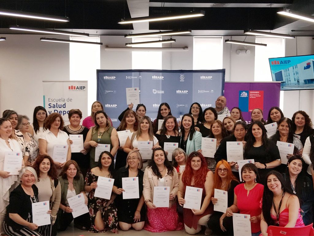 SernamEG Maule y AIEP Talca certifican a participantes del Programa Mujeres Jefas de Hogar en curso de primeros auxilios