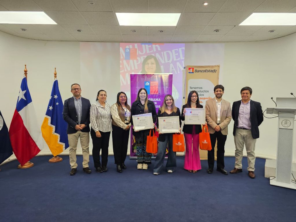 Tres reconocidas en la quinta versión del premio Mujer Emprendedora Magallánica 2025 del SernamEG