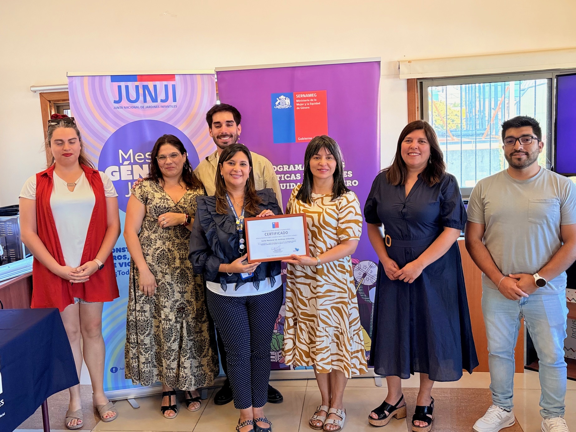 SernamEG reconoce a JUNJI e INE Los Ríos en hito regional de egreso del Programa Buenas Prácticas Laborales con Equidad de Género