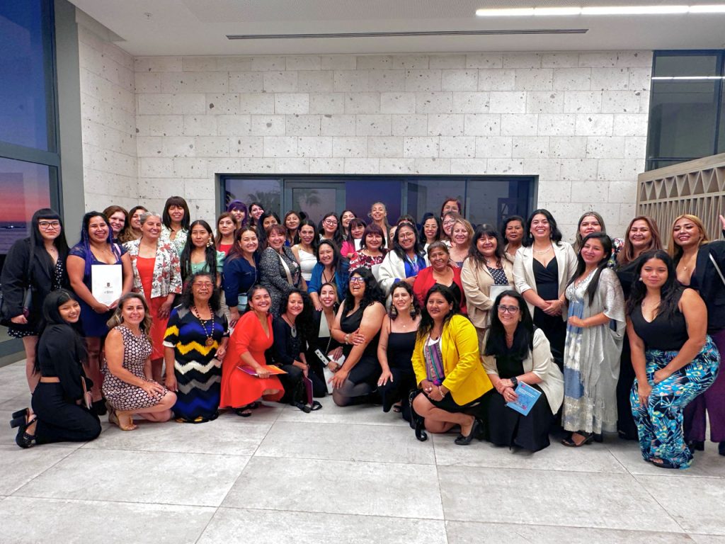 43 mujeres líderes de la región de Arica y Parinacota se certifican en programa que fortalece la participación política y social