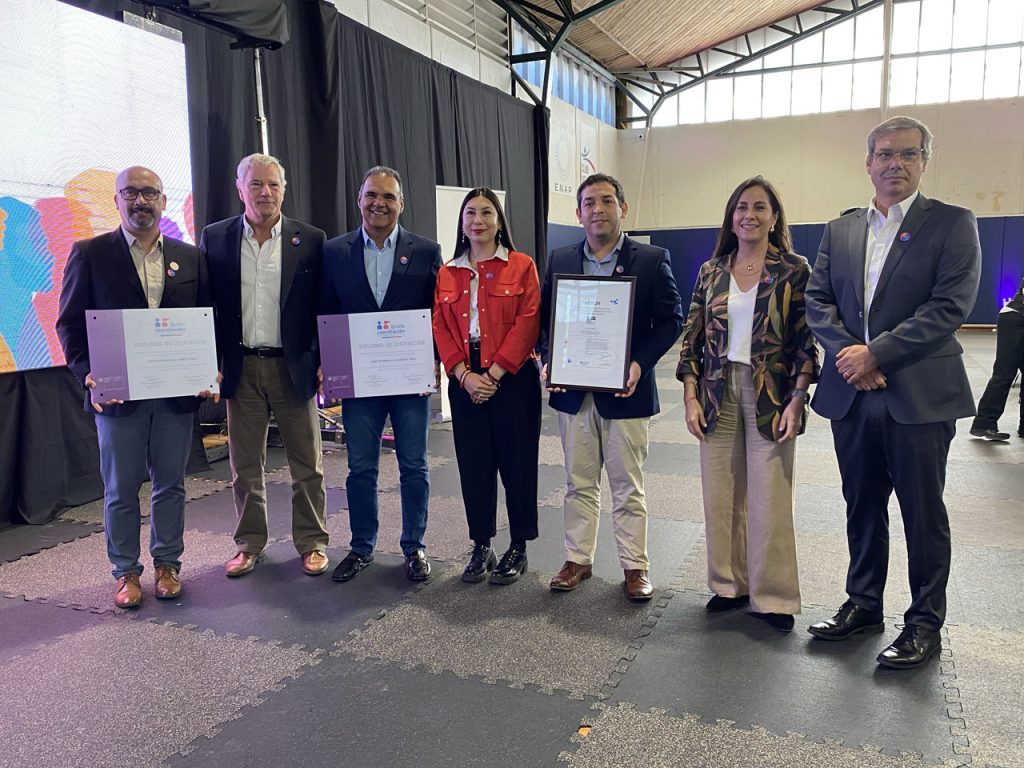 SernamEG entrega Sello Iguala Conciliación a ENAP Refinería Biobío