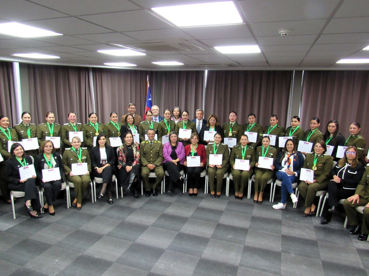 Carabineras de Tarapacá reciben reconocimiento por su labor en el 99° aniversario institucional
