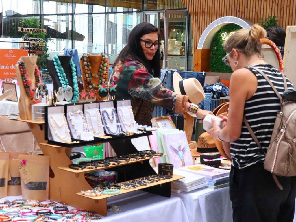 Feria Mujer Emprende 2026 del SernamEG reunió a 22 emprendedoras de Tarapacá
