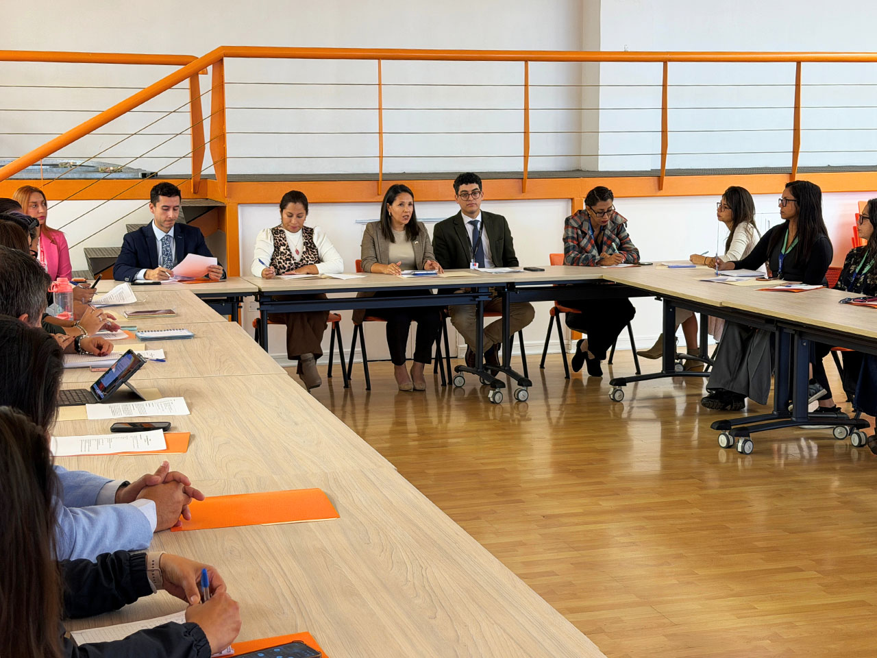 Mesa de Emprendimiento reúne a instituciones para fortalecer la autonomía económica de las mujeres