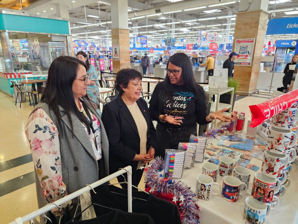 Emprendedoras del SernamEG exponen sus productos en la previa del 18 en el Mall Espacio Urbano Pionero