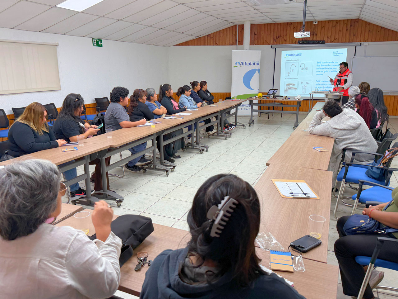 Mujeres fortalecen su autonomía con taller de gasfitería básica impulsado por SernamEG y Aguas del Altiplano