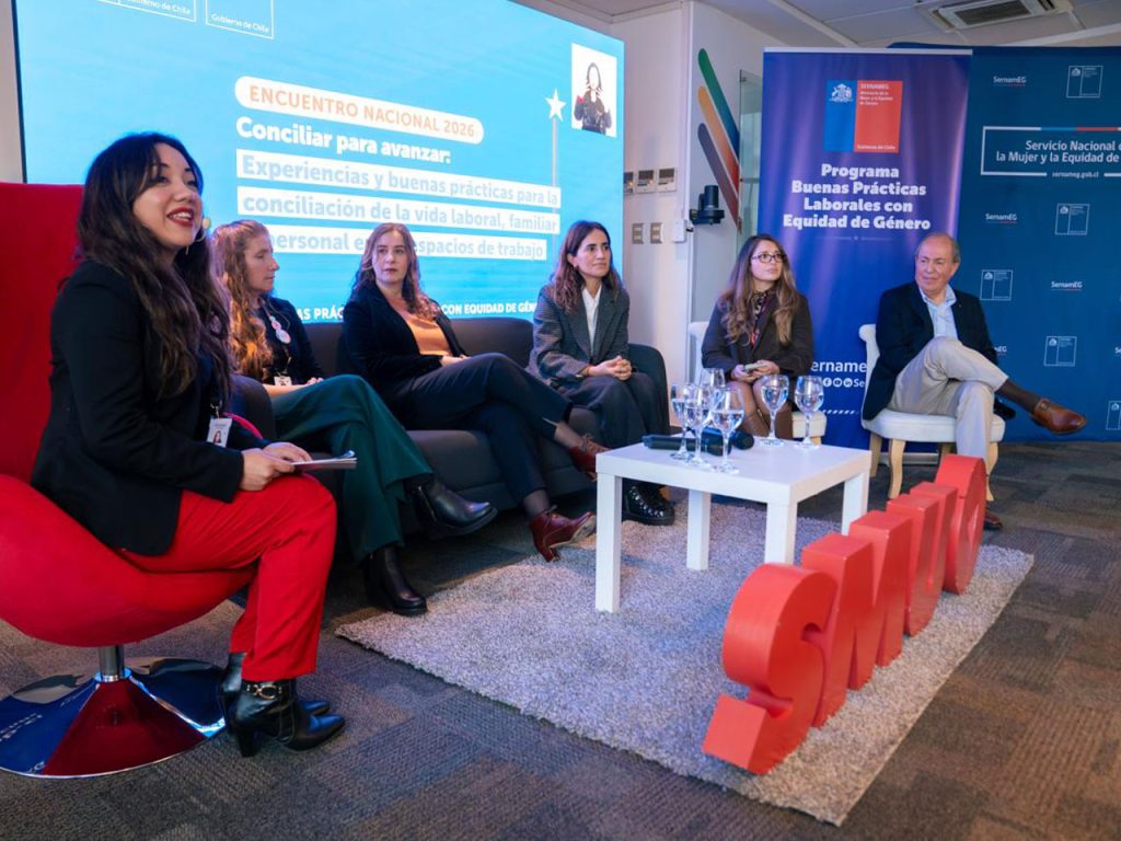 Panel de expositores en el escenario del Encuentro Nacional 2026 organizado por SernamEG, bajo el lema 'Conciliar para avanzar'. Cinco mujeres y un hombre participan sentados en un conversatorio institucional sobre conciliación laboral y equidad de género.