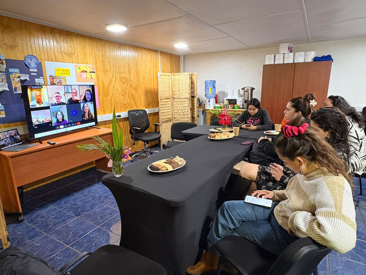 27 mujeres emprendedoras de Rapa Nui fortalecen sus negocios con nuevas herramientas para el emprendimiento